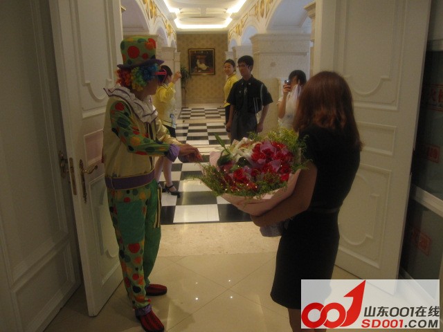 只要168!小丑鲜花送到家! 送鲜花送蛋糕巧克力