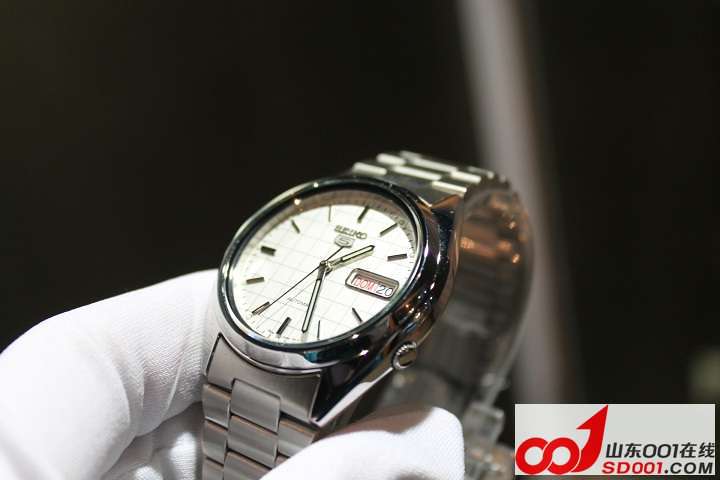 095557e9f8x7r27wf9if7h.jpg