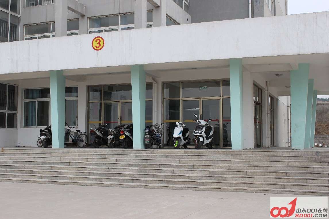 逃课出来被导员逮住了，导员比交警还暴力，差点被砸车，我会告诉她我车是右边的弯道情人吗？哈哈