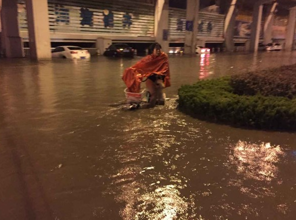 ���Ͻ�ҹӭ������ ʪ����һ���챩��ûˬԼ