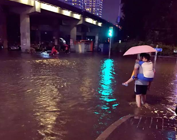 ���Ͻ�ҹӭ������ ʪ����һ���챩��ûˬԼ