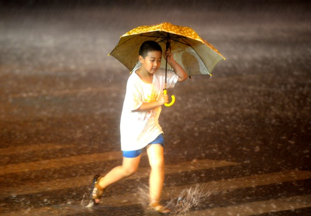 ���Ͻ�ҹӭ������ ʪ����һ���챩��ûˬԼ