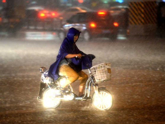 ���Ͻ�ҹӭ������ ʪ����һ���챩��ûˬԼ