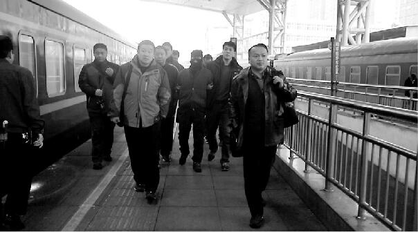 ������ұ���Ű�Ԫ���������� ����Ů����Ȼ����4������