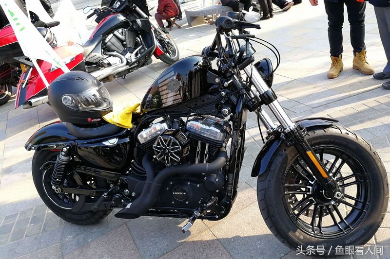 一大帮哈雷摩托车聚会小山村 村民们听说一辆