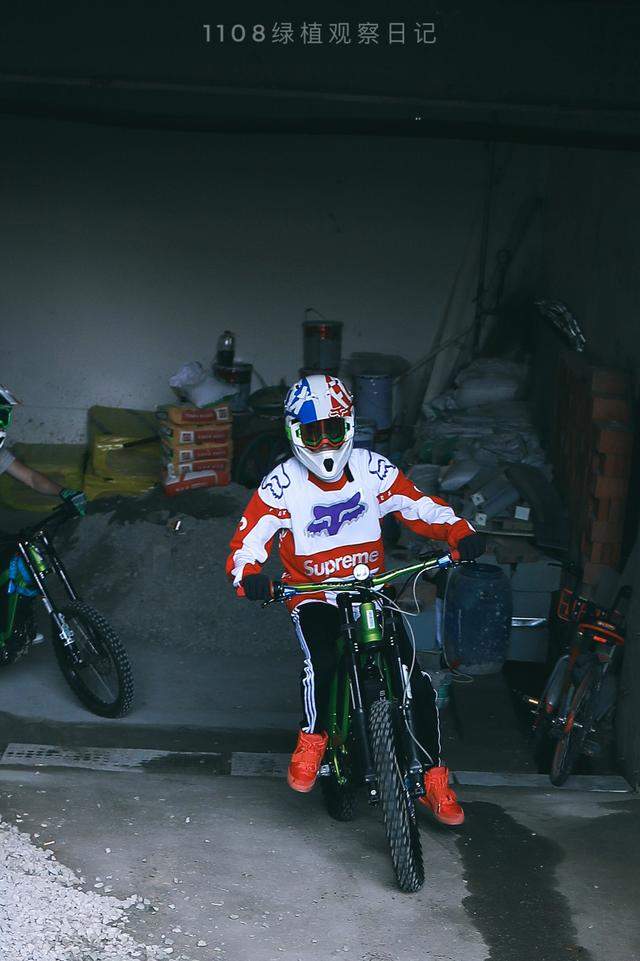 ��TFBOYS�������š�180809 ��Դ�°�·͸ ��˧װ�������г��ܸ�-1.jpg