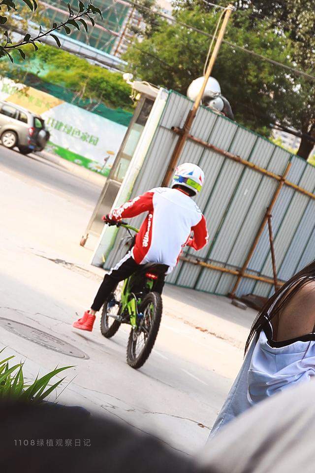 ��TFBOYS�������š�180809 ��Դ�°�·͸ ��˧װ�������г��ܸ�-2.jpg