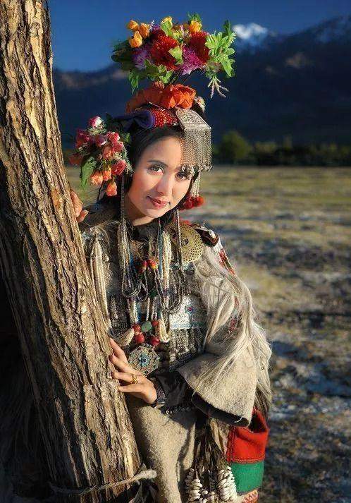 ���������ر߾���ԭʼ���� ��Ůû�й̶���ż-3.jpg