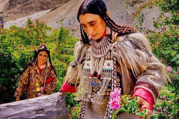 ���������ر߾���ԭʼ���� ��Ůû�й̶���ż-6.jpg