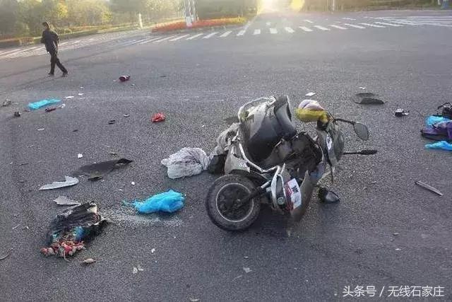 电动车闯红灯被撞的"灭亡瞬间"