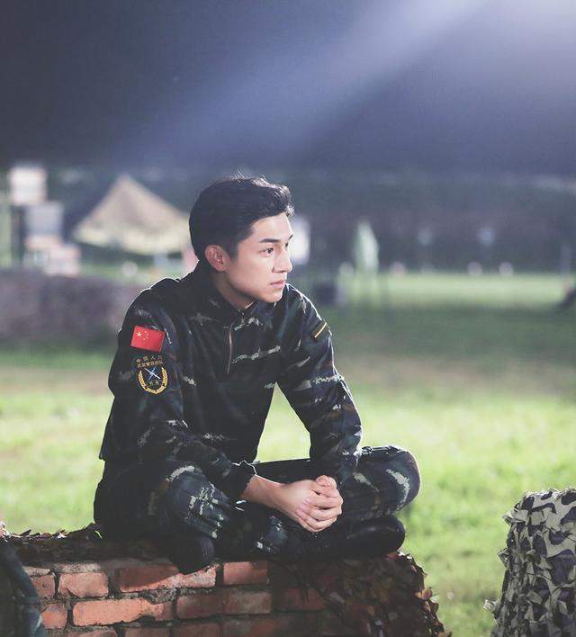 �������Բʾ�װ��Ƭ�ع� �ˬӢ�����԰�����-4.jpg