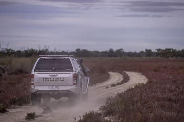 ISUZU D-MAX ¸װ-6.jpg