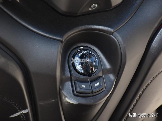 û�����ֻ�и��� ������XMAX300�Ա�BMW C400X-15.jpg