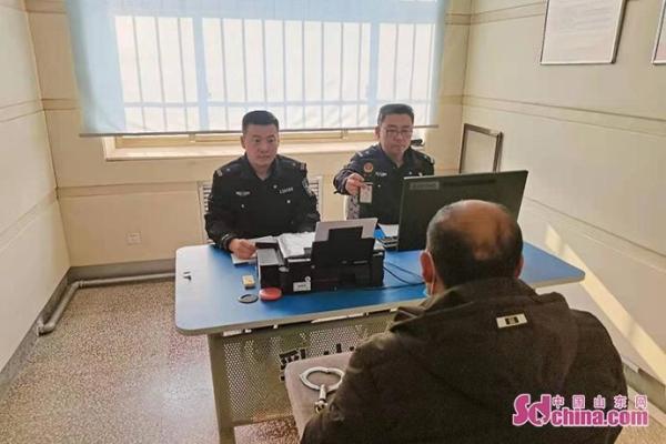 ��ɫĦ�г�ײ������ ���������ڽ���ѹ��Ͷ������-1.jpg