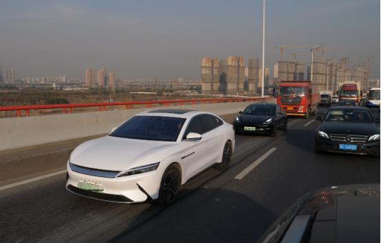 ������� ��˹��Model 3�����ǵϺ�EV��������˭��ǿ��-11.jpg