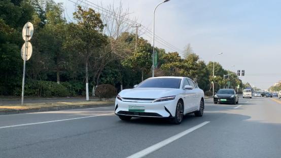 ������� ��˹��Model 3�����ǵϺ�EV��������˭��ǿ��-12.jpg