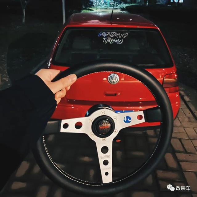 ����˹�۸�װ���ڸ߶���MK4�����и�һ���泵��Ů���ѣ�-22.jpg