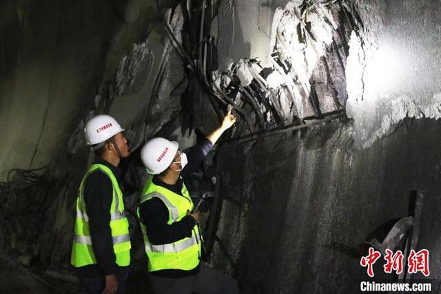 滇藏铁路丽香段哈巴雪山隧道正洞中导洞贯通-2.jpg