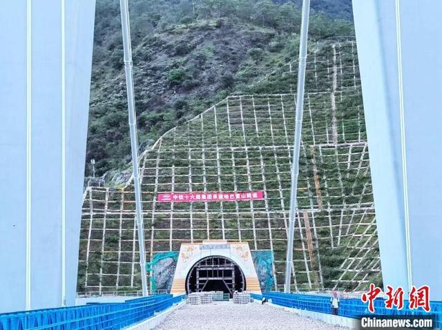 滇藏铁路丽香段哈巴雪山隧道正洞中导洞贯通-1.jpg