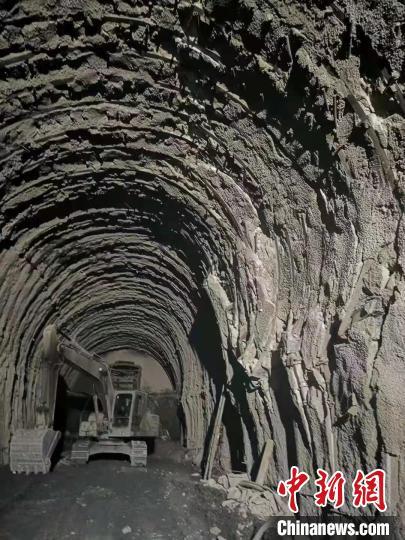 滇藏铁路丽香段哈巴雪山隧道正洞中导洞贯通-4.jpg