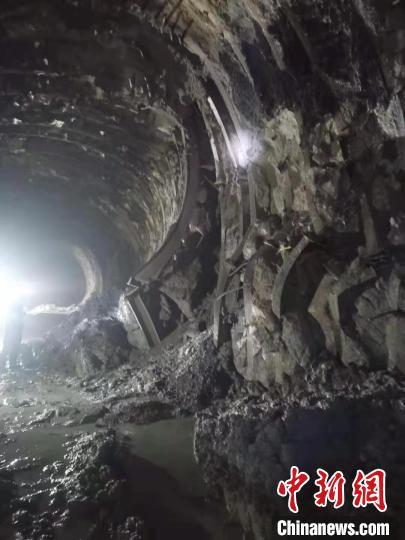 滇藏铁路丽香段哈巴雪山隧道正洞中导洞贯通-3.jpg