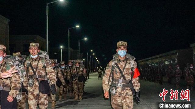 为战教战沙场点兵 西藏军区500余名新排长集中加钢淬火-6.jpg