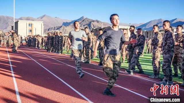 为战教战沙场点兵 西藏军区500余名新排长集中加钢淬火-8.jpg