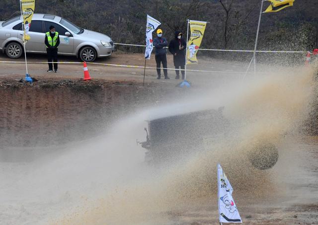 “爽爽贵阳”首届山地英雄会·汽车越野场地赛火热开赛-5.jpg