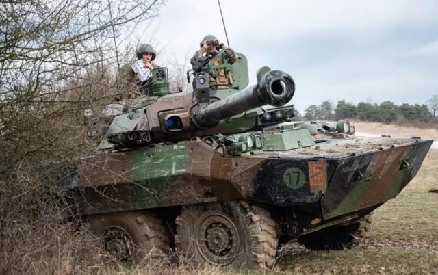 世界军用越野车系列59:AMX-10RC与ZTL-11相比，不过是辆架炮的车-4.jpg