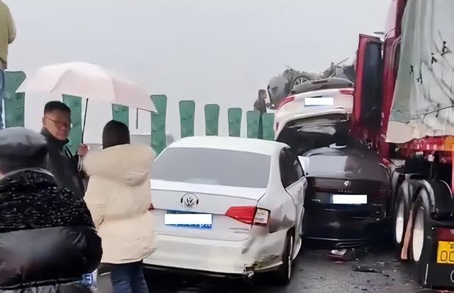 湖南高速车祸亲历者：事发前突现白雾，追尾车被烧了约几十米-2.jpg