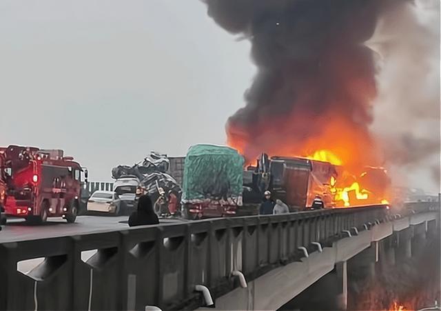 湖南高速车祸亲历者：事发前突现白雾，追尾车被烧了约几十米-1.jpg