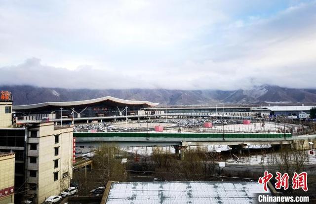 西藏拉萨迎来降雪天气 西藏机场集团为旅客出行提供保障-3.jpg