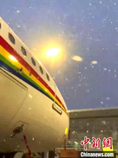 西藏拉萨迎来降雪天气 西藏机场集团为旅客出行提供保障-1.jpg