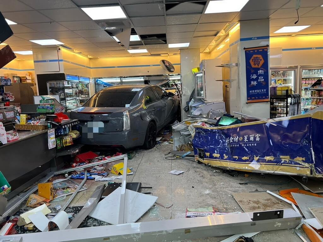 离奇车祸！台媒：新北男子驾轿车高速冲入超市，过路女子被撞身亡-2.jpg