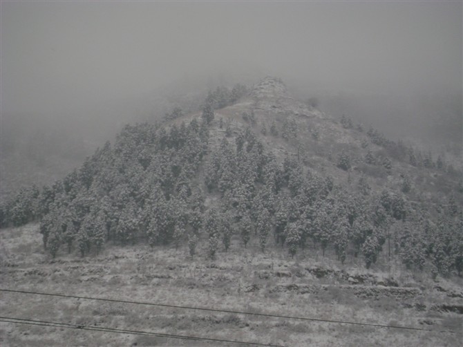 被大雪覆盖的学校外山