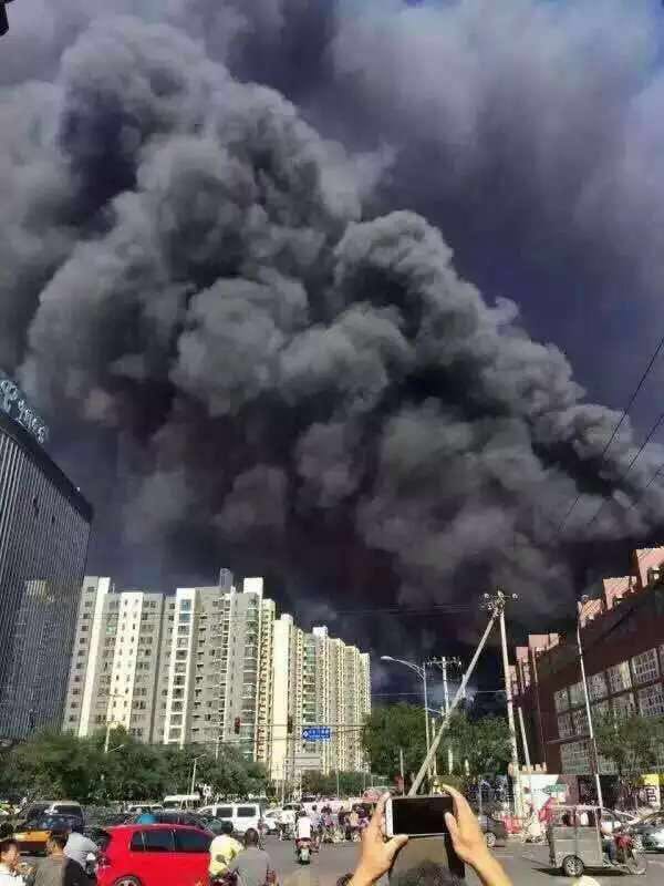 北京大红门着火竟什么原因?直击现场黑色浓烟