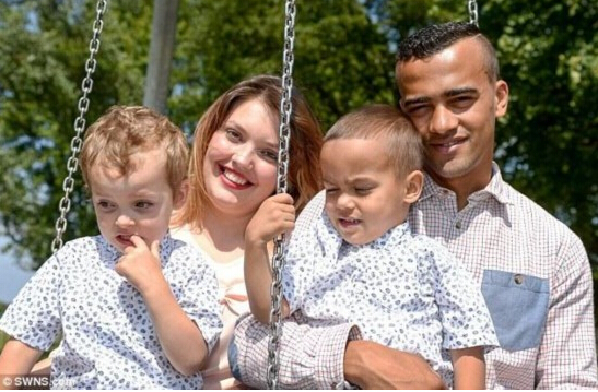 白人妈和混血爸生下黑白配双胞胎 长像差异大