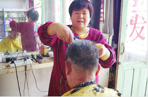 济南乡村女<em>理发师</em>唱响<em>上海</em>滩【组图】-济南-济