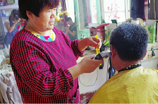 济南乡村女<em>理发师</em>唱响<em>上海</em>滩【组图】-济南-济