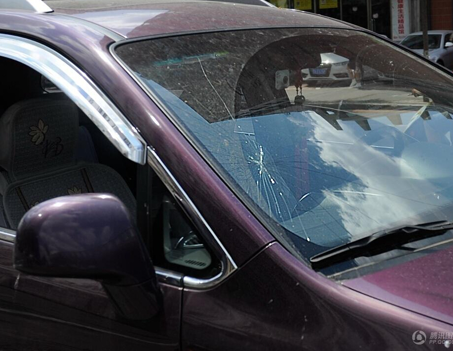 孕妇怒砸车窗究竟怎么回事?孕妇称汽车鸣笛吓