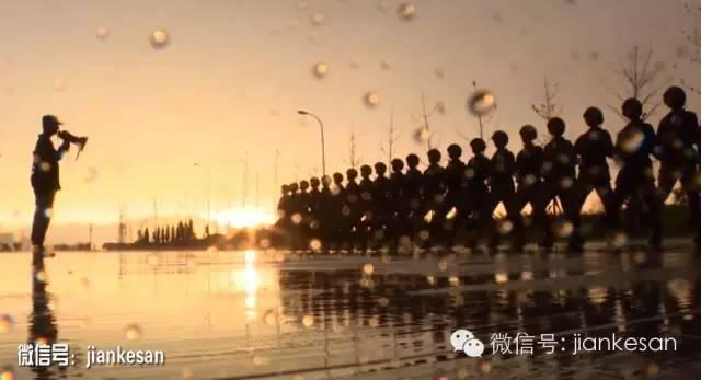 解放军拍史诗级阅兵视频:英雄流血流汗不流泪