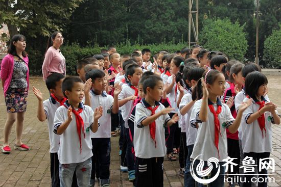 济南宋刘小学庆贺教师节 校长率领门生为教员