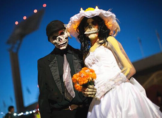墨西哥亡灵节人们载歌载舞隆重地庆祝:用快乐