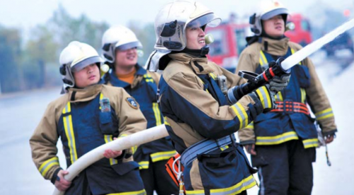 济南志愿者体验消防官兵生活 感受消防的危险