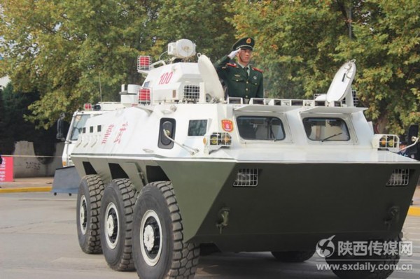 大批武警装甲车运兵车现身陕西街头 民众送(图