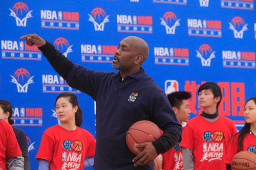 A姚明篮球冬季训练营启动报名 佩顿送上祝福-