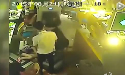 服务员泼顾客获刑真相 下如此毒手究竟是什么