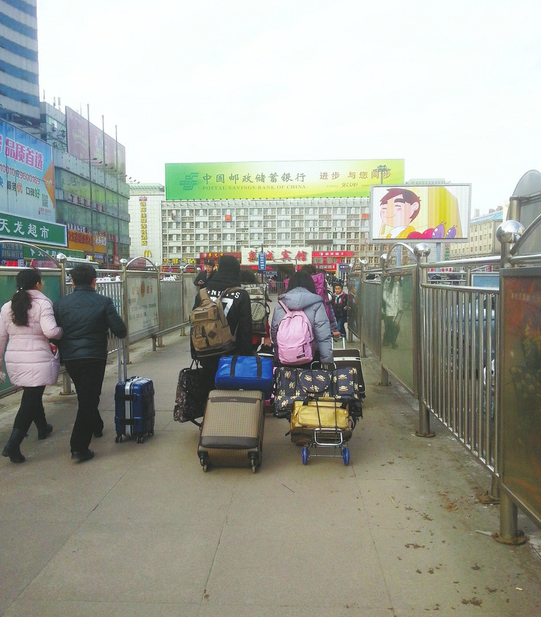 辗转多地参加多所学校考试 艺考生带着梦想上