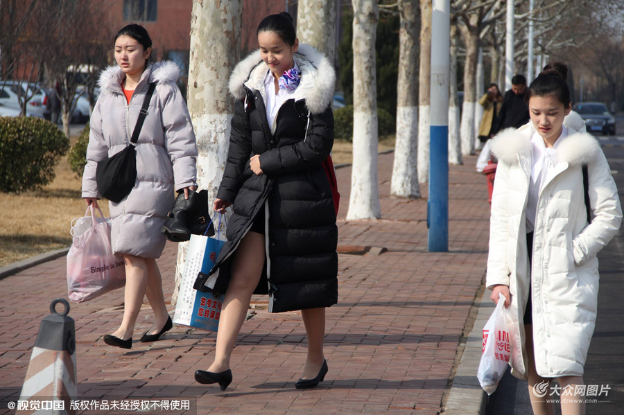滨州:空乘专业艺考报名现场美女云集 美腿吸睛