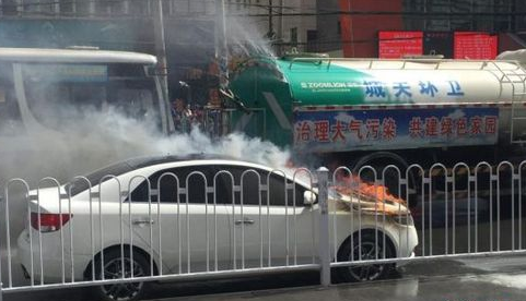 过路洒水车灭火 轿车自燃洒水车唱着《在那桃
